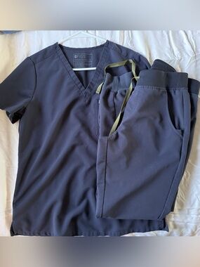 Figs Quiet Navy Women’s Scrub Set